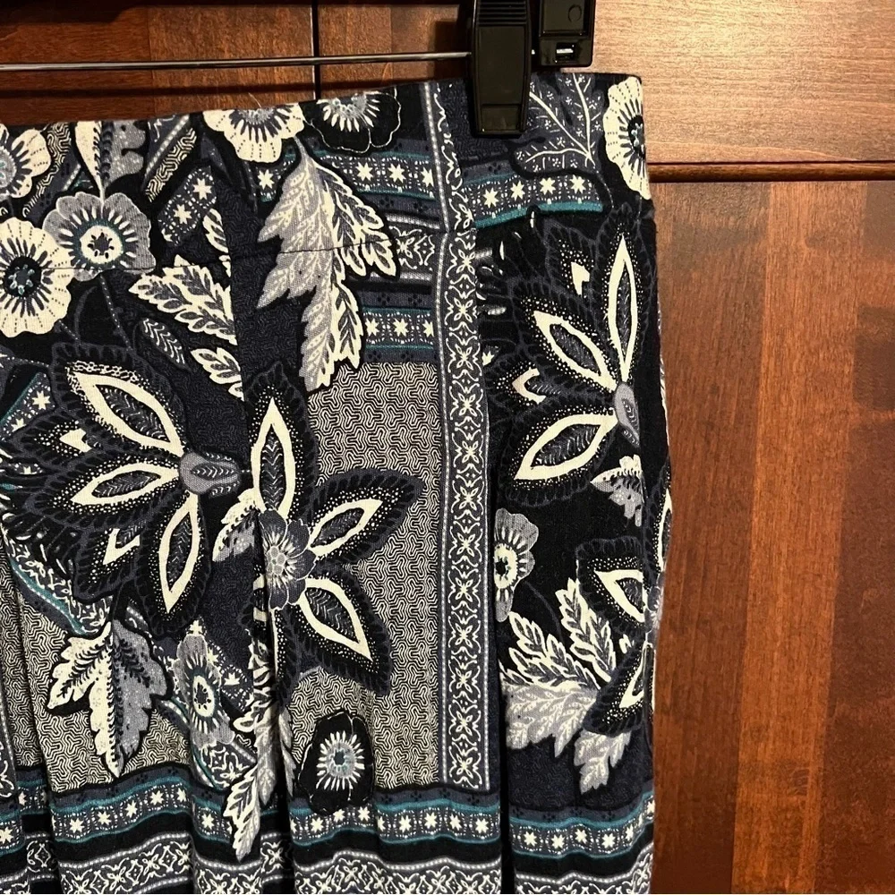 J Jill Blue Print Stretchy Rayon Knit Skirt with box pleats size S It#C70